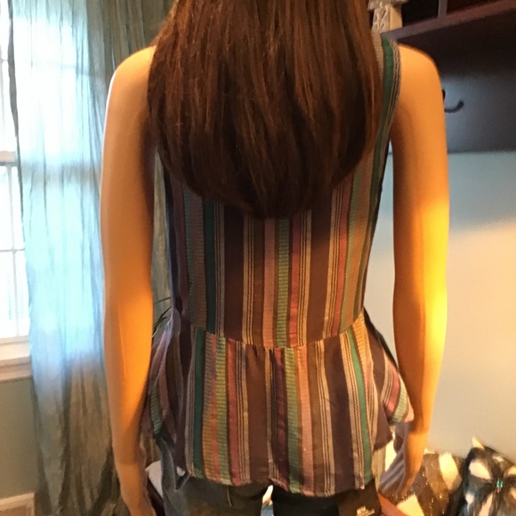 COLORFUL TWIST FRONT PEPLUM TOP - Picture 4 of 8